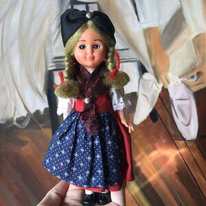 Vintage 1970s Antigua muñeca Milkmaid Doll 7” Braids Apron (open shut Eyes)